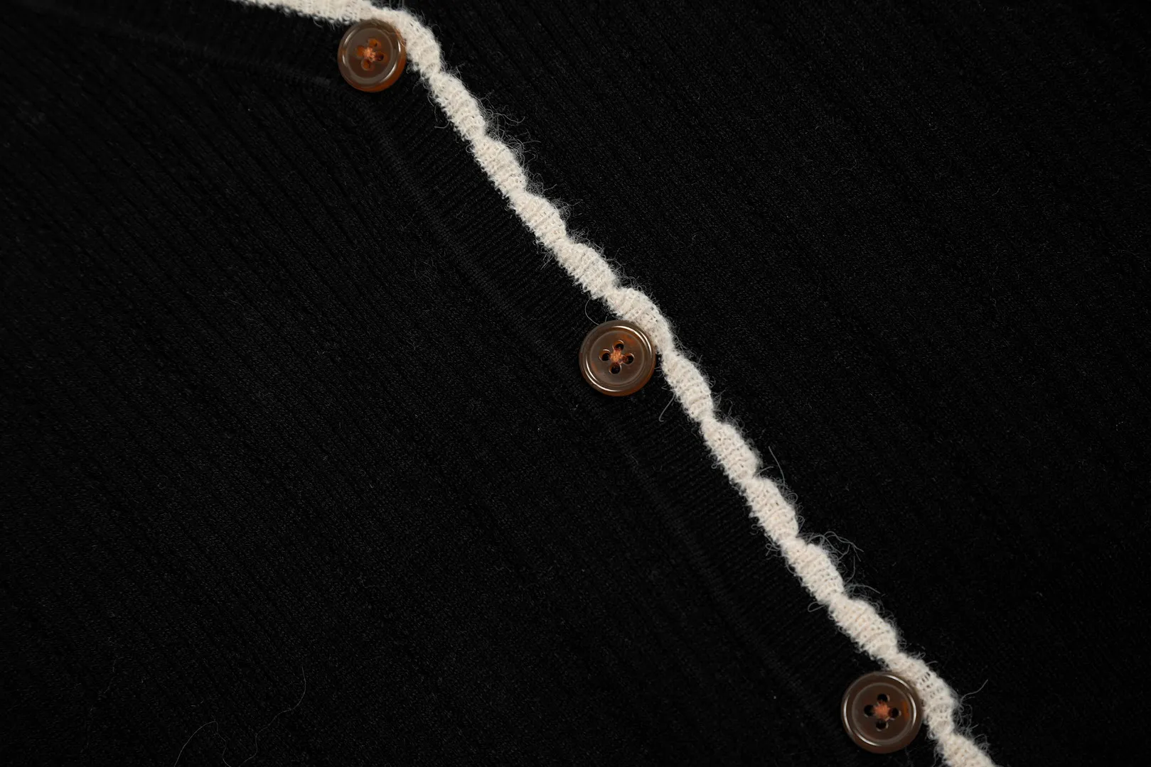 Vivi129 vivienne west wood 24th autumn and winter red label show style vertical stripe hollow knitted petal collar design cardigan West Queen Vivienne heavy industry show limited cardigan knitted sweater wool 2024 autumn latest style 🧩 85% wool blend Size: S -M- L Color: apricot gray blue black